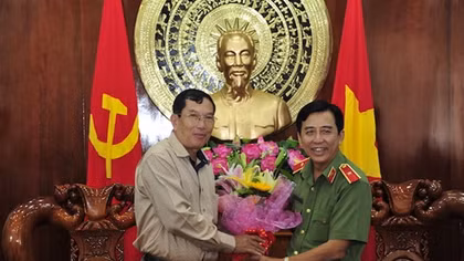 Công an PrâyVeng thăm và chúc tết Công an Đồng Tháp