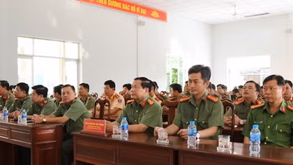 Công an TP Cần Thơ tập huấn điều lệnh, quân sự, võ thuật