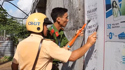 Công an Cần Thơ ra quân thu gom, tẩy xóa quảng cáo tờ rơi cho vay tiền