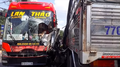 Xe khách chở 20 người đối đầu xe tải