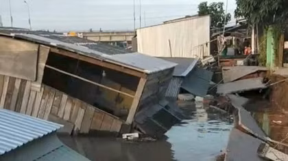 5 căn nhà bị nhấn chìm xuống nước do sạt lở bờ sông Nha Mân