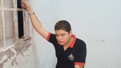 Đứng nói chuyện tại cửa phòng khám,nữ bác sĩ bị giật điện thoại