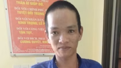 Kề dao vào cổ bé gái cướp điện thoại