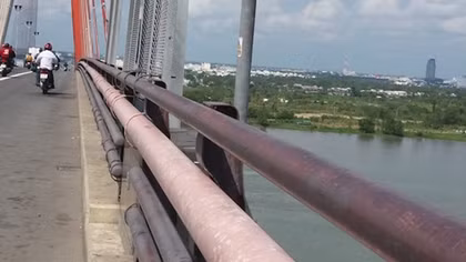 Giăng lưới trên sông Hậu, cứu được nam thanh niên nhảy cầu Cần Thơ