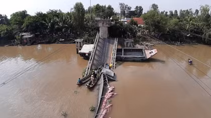 Sập cầu Tân Nghĩa ở Đồng Tháp, xe tải rơi sông, 2 người bị thương