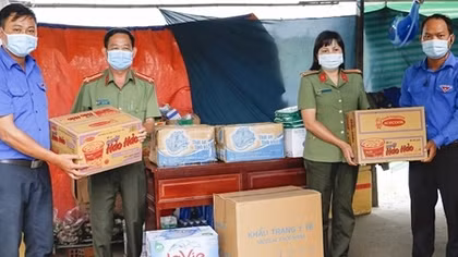 Công an TP Cần Thơ thăm, tặng quà các chốt kiểm soát y tế