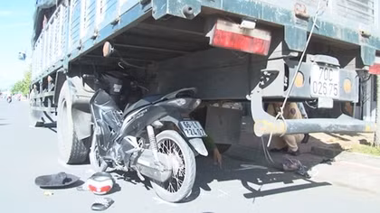 Xe máy "tự chui" vào gầm xe tải, nam thanh niên trọng thương