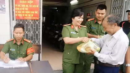 Độc đáo ngày hội đổi "hàng nóng" lấy... quà!