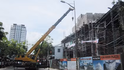 Sập giàn giáo, 2 nữ công nhân bị vùi lấp