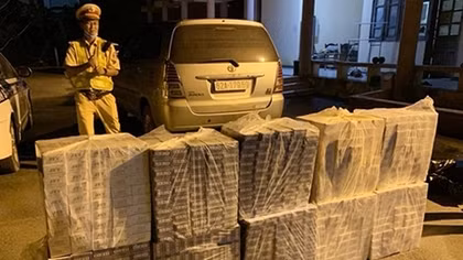 Chặn bắt ô tô vận chuyển gần 5.000 bao thuốc lá lậu trên cao tốc