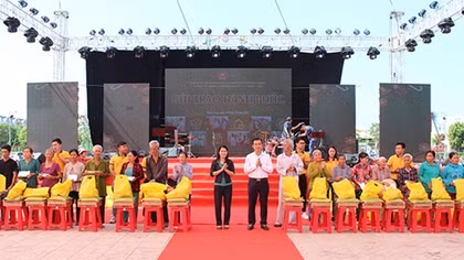 Tặng 300 phần quà cho người nghèo và học sinh vượt khó, học giỏi
