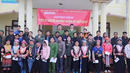 Trao quà Tết sớm, trao gửi yêu thương