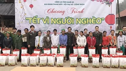 Công an Nghệ An trao tặng 7 tấn gạo tại huyện Tương Dương