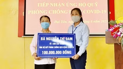 Cụ bà 76 tuổi ủng hộ 100 triệu đồng mua vaccine phòng, chống dịch