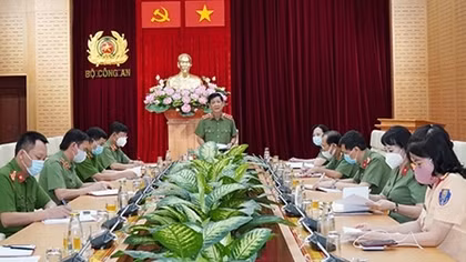 Lan tỏa hình ảnh người Công an tận tụy giúp dân phòng chống dịch COVID-19
