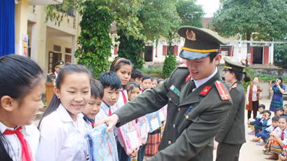 Công an vùng cao đưa sách, báo đến tận tay học sinh
