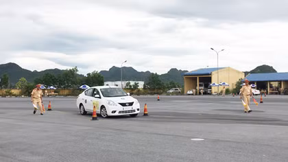  Thi lái xe giỏi và an toàn trong lực lượng CAND