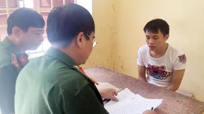 Đột nhập vào nhà, dùng dao khống chế bé gái 6 tuổi để lấy tiền
