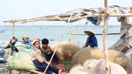 Vật lộn mưu sinh trên lòng hồ Dầu Tiếng