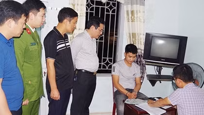 Dọa gửi clip vợ vào nhà nghỉ với người lạ cho chồng để tống tiền