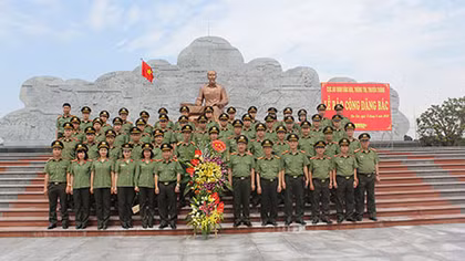Báo công tại Khu di tích lịch sử lưu niệm Sáu điều Bác Hồ dạy CAND