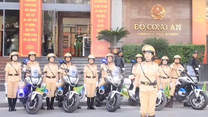 Duyên dáng và trang nghiêm nữ Cảnh sát giao thông dẫn đoàn