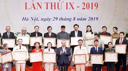Danh hiệu nghệ sĩ: Sao cho "y phục xứng kỳ đức"