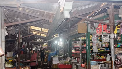 Tiểu thương lo “bà hỏa” ghé thăm do chợ xuống cấp trầm trọng