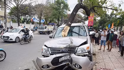 Đứng chờ xe buýt, hai mẹ con bị ô tô leo lề tông trúng