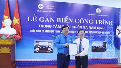 Gắn biển công trình chào mừng 50 năm ngày thành lập EVNNPC