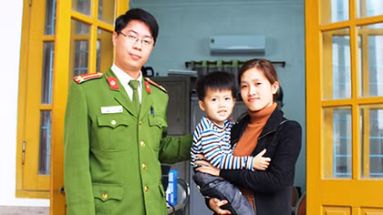 Công an huyện Vân Đồn trao cháu bé bị lạc cho gia đình