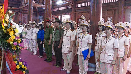 Đoàn thanh niên và Hội phụ nữ Công an tỉnh Thái Bình báo công dâng Bác