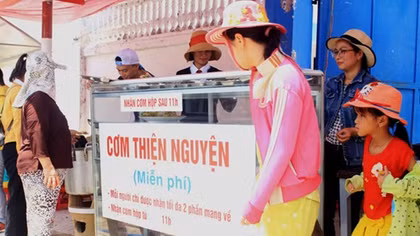 Quán cơm thiện nguyện ấm áp tình người