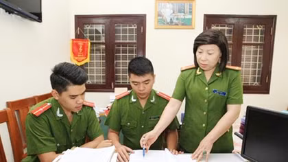 Bông hồng “thép” lặng lẽ tỏa hương
