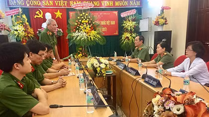 Tổng Cục Cảnh sát chúc mừng tập thể y, bác sỹ Bệnh viện 30-4