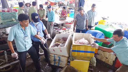 Phát hiện hơn 600kg thịt thối giữa chợ thị xã