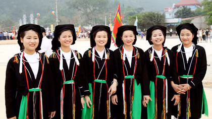 Váy xẻ Hồ Sơn