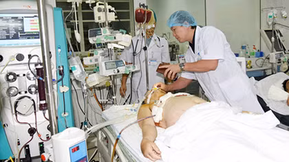 Bảo vệ bệnh viện bị đâm đã qua đời