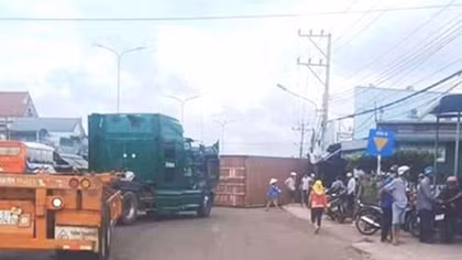 Thùng container rơi xuống đường đè 2 vợ chồng trẻ chết thảm 