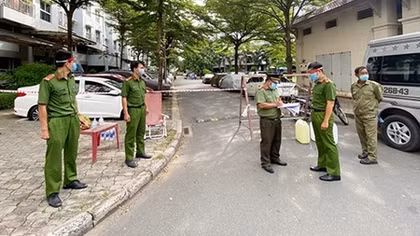 Khi trụ sở Công an phường nằm giữa tâm dịch