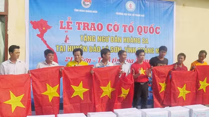 Hàng nghìn lá cờ Tổ quốc từ đất liền gửi tặng Trường Sa
