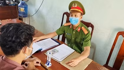 Bơi qua suối để né chốt phòng, chống dịch đi bán rẫy