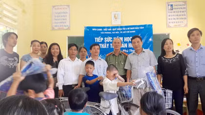 Đến với học sinh vùng cao nhân dịp khai giảng năm học mới
