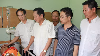 Thiếu tướng Nguyễn Quang Chữ thăm, động viên CSGT bị thương