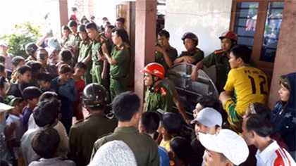 Hàng trăm người dân vây ráp một phụ nữ nghi bắt cóc trẻ em