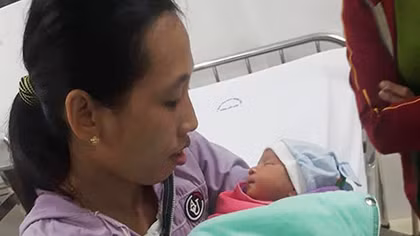 Một bé trai bị bỏ rơi tại cống chui