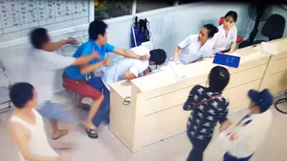 Nhức nhối nạn bạo hành thầy thuốc