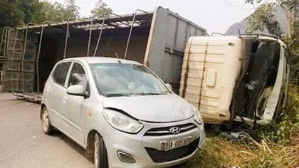 15 hành khách thoát hiểm khi 4 xe tông nhau trên QL 1A