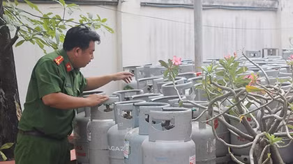 Cơ sở sang chiết gas trong bãi đậu xe 