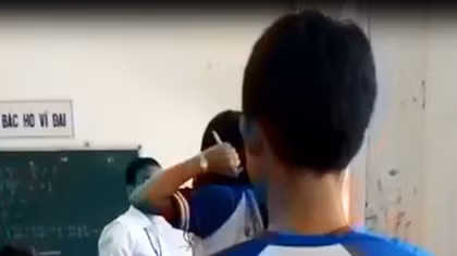 Kỉ luật cảnh cáo đối với hành vi “vô lễ với giáo viên” của nữ sinh